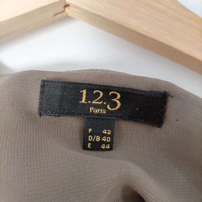 Robe taupe en soie à volants sans manches 1.2.3 Paris taille 42 élégante et fluide A1474 - photo numéro 6