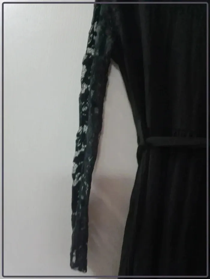 Robe noire, manches dentelle - photo numéro 9