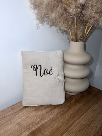 Protège carnet de santé en gaze de coton personnalisé brodé