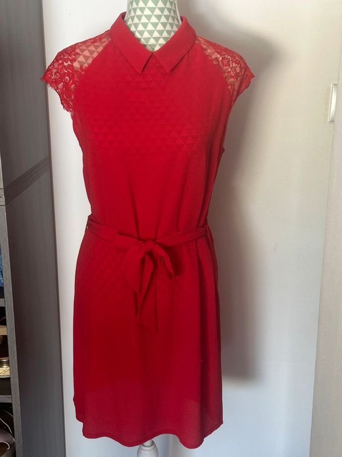 Robe rouge cache cache