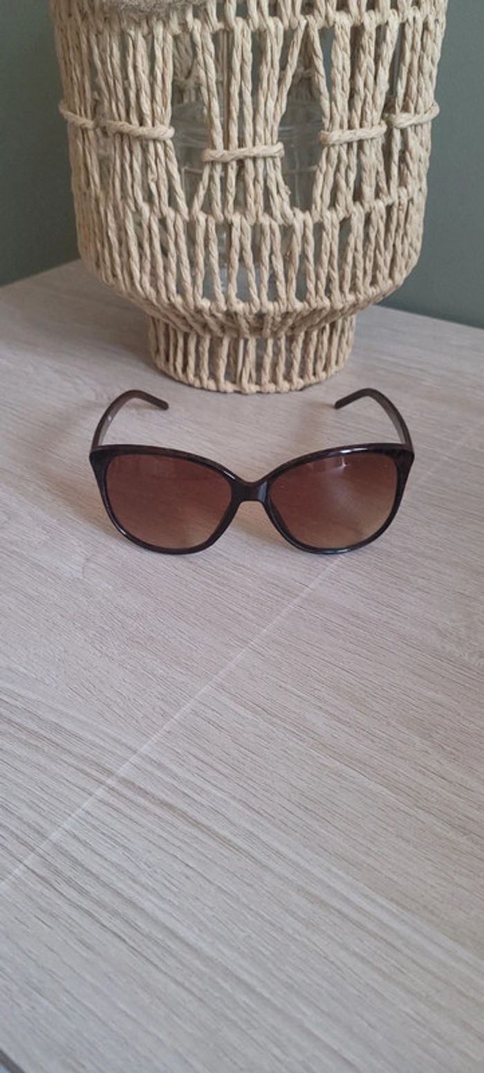 Jolie paire de lunettes de soleil