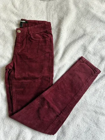 Jean en velour rouge