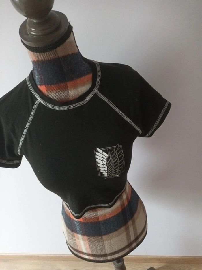 T shirt S.N.K crop top empire titans- taille S très bon etat - photo numéro 3