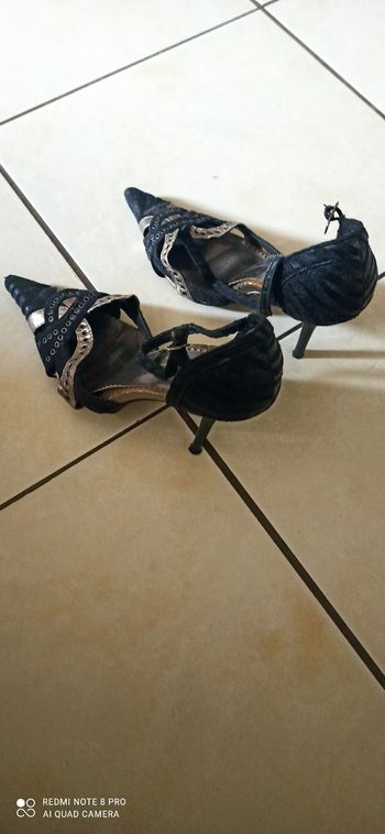 Chaussures noires et grises p. 37