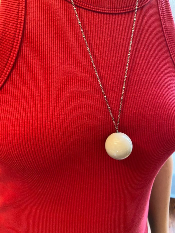 Sautoir argenté pendentif boule en résine beige Cyrillus - photo numéro 3