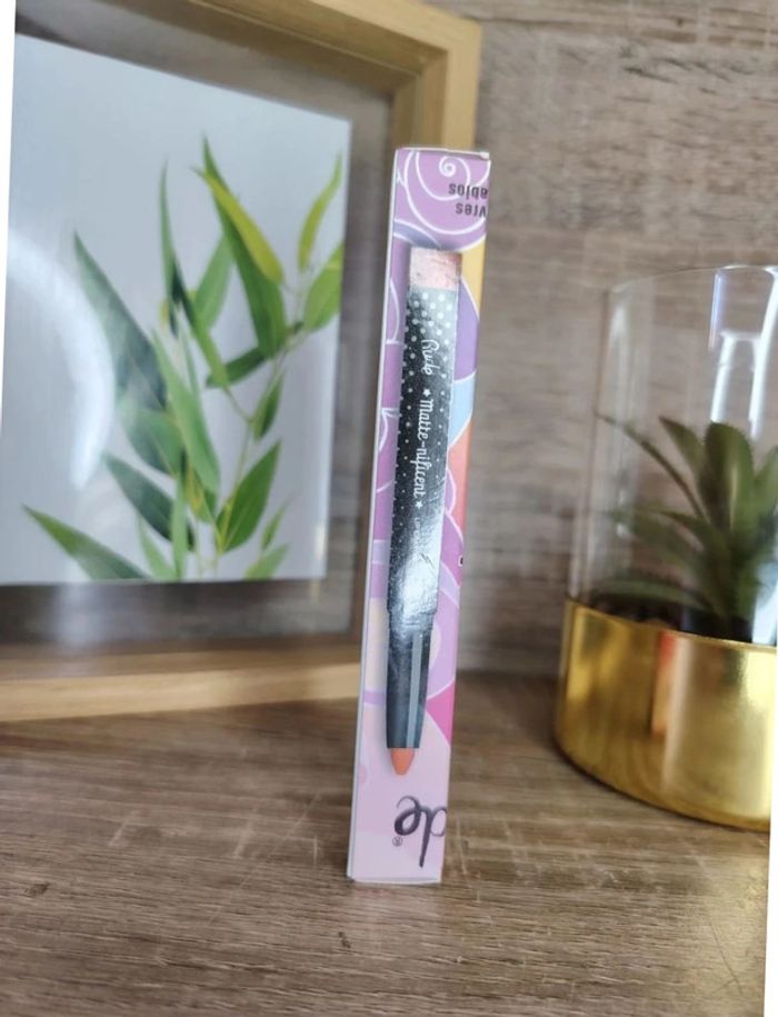 Crayon mat pour les lèvres
