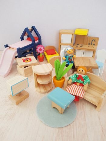 Chambre d'enfant avec lit toboggan et mobilier en bois maison de poupée