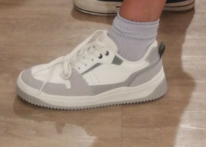 Paire de  baskets neuves . P38 . Blanc vert et gris . Lacets . Cache-cache.