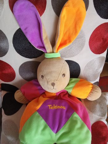 Doudou lapin tête marron clair corps multicolore Takinou en posture debout vintage ancien  colloré orange vert violet  34 cm dessus tête sans oreille  et dessous pieds  des années 90
