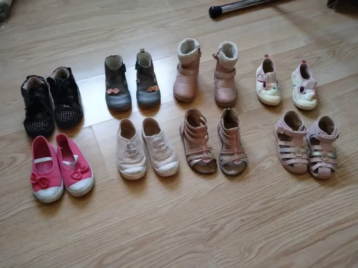 Lot de 8 paires de chaussures filles. Pointure 25 26 27 - photo numéro 2
