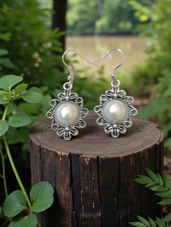 Boucles Cabochon Floral – Effet Nacré Platine