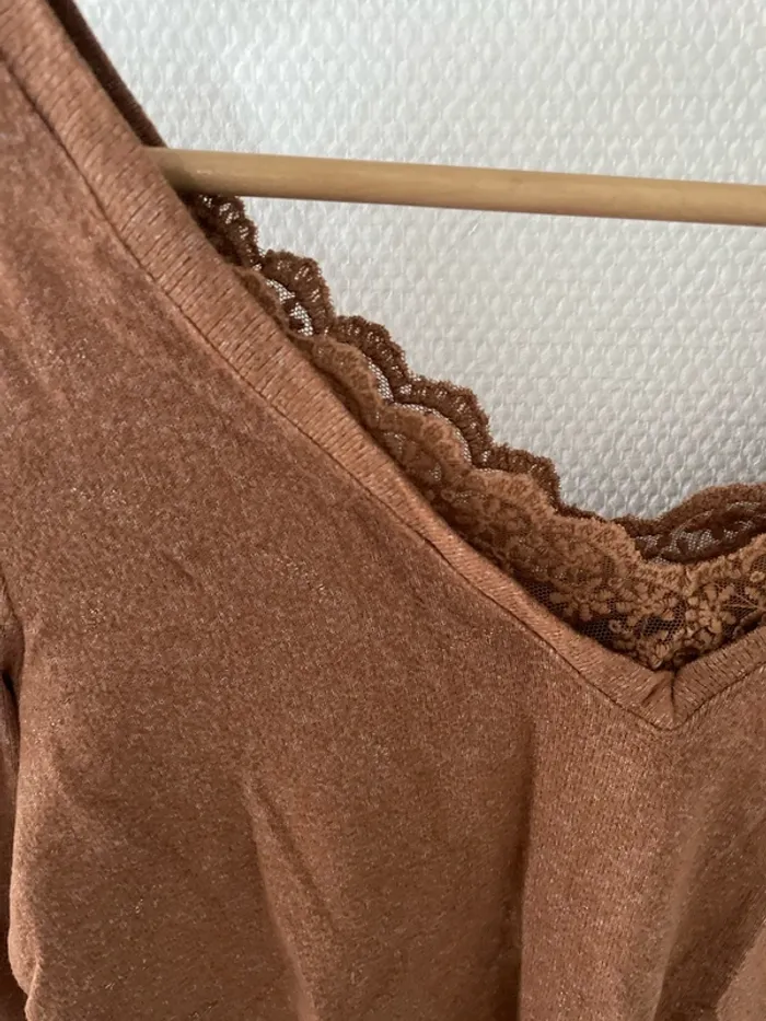 Pull col V dentelle camel - photo numéro 2
