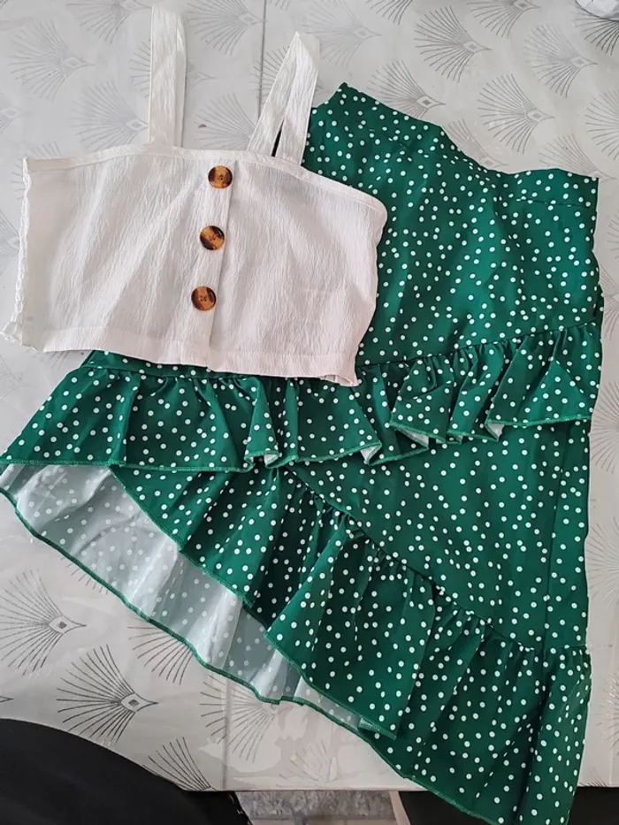 Ensemble jupe asymétrique + haut 8 ans