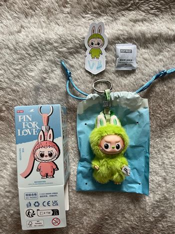 Labubu pin for love lettre V 💚 popmart
