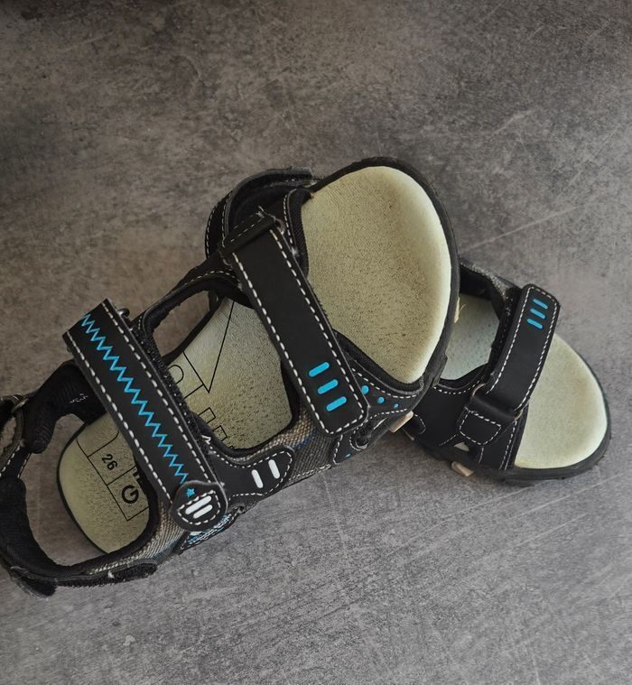 💙🤩😍superbes Sandales  de sport pointure 26 garçon 💙🤩😍 - photo numéro 5