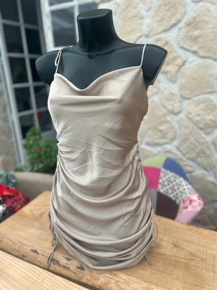 Robe d’été mango femme taille S beige satinée neuve soirée sexy avec étiquette 36 été