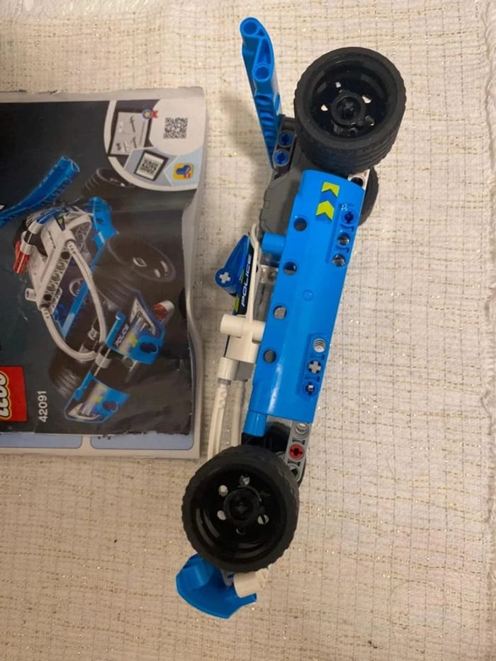 Lego technic voiture de police - photo numéro 3