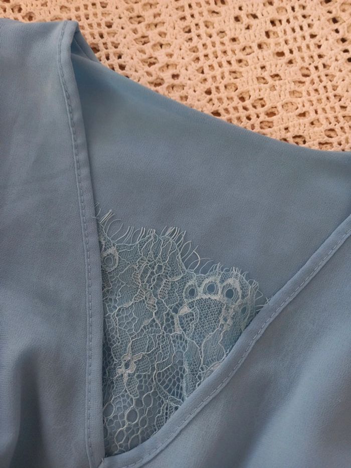 Blouse col v et bas dentelle - photo numéro 2