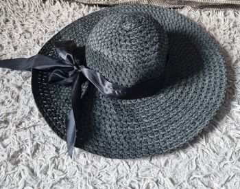 Grand chapeau noir avec nœud papillon