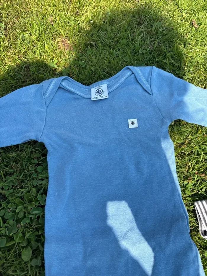 Lot d’un pull à capuche obaibi  2 bodies petit bateau  9 mois - photo numéro 4
