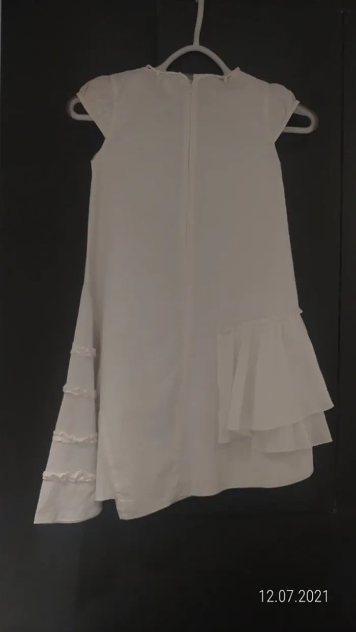 Robe blanche type cérémonie avec volants - photo numéro 2