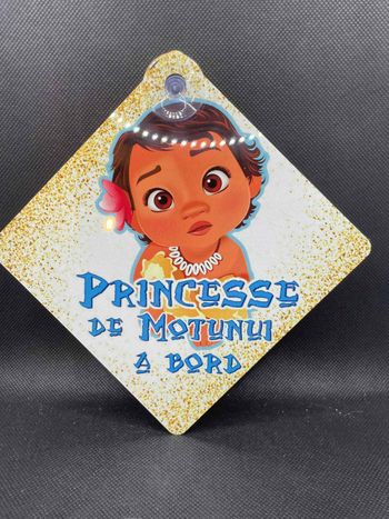 🌺 Plaque voiture “Princesse de Motunui à bord” – Tahiti / Polynésie – Ventouse 14x14 cm