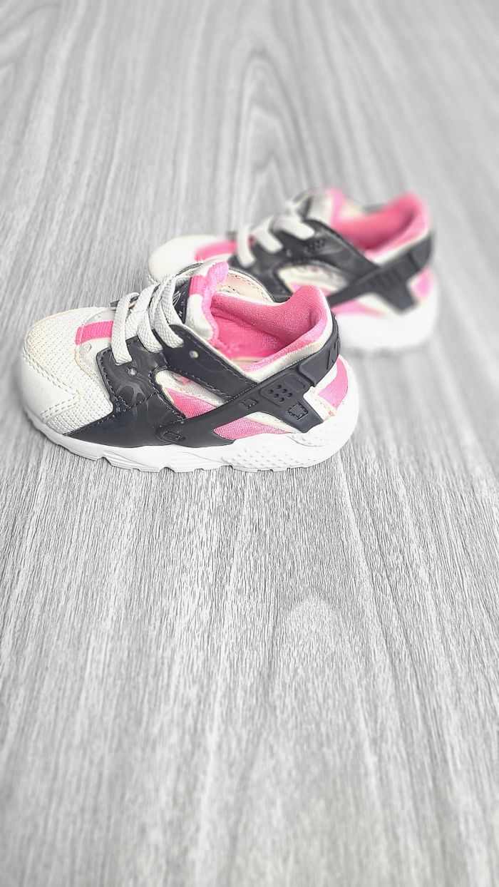 Nike Huarache Bébé Rose Noir Blanche Taille 21 - photo numéro 1