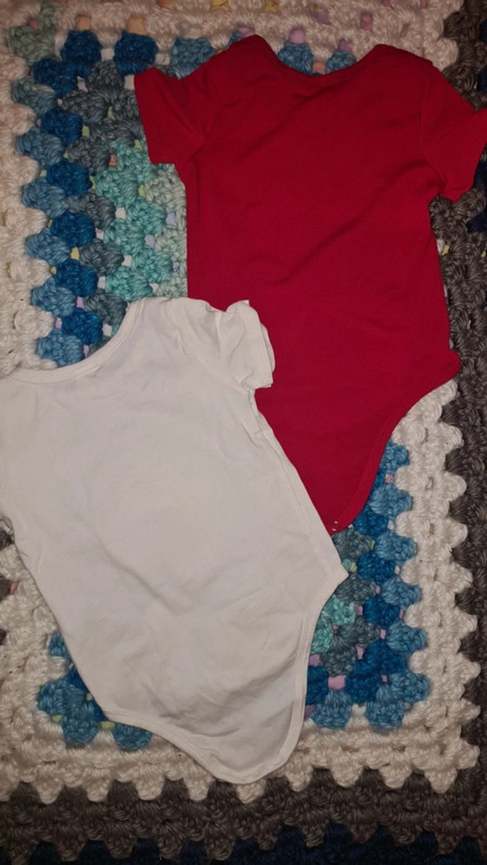 Lot de 2 bodies 6/9 mois - photo numéro 4