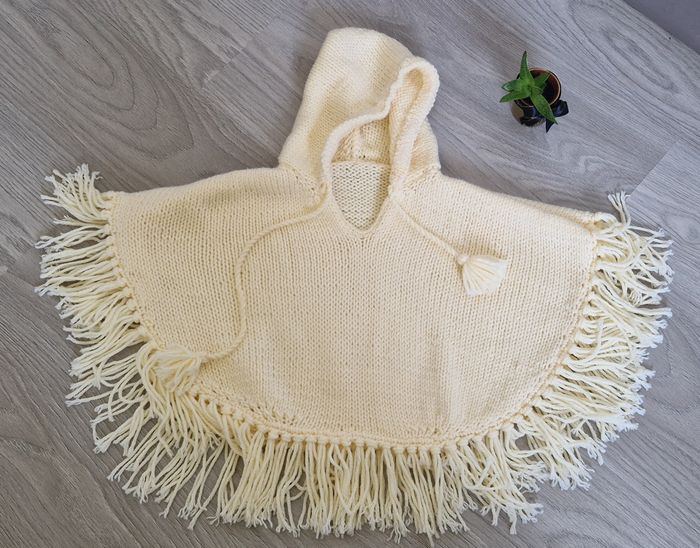 Poncho tricoté main - 2 ans - Neuf