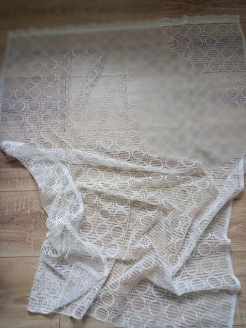 Un voilage blanc vintage avec des cercles