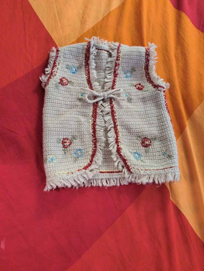 Bolero brodé laine a beige rouge fleurs