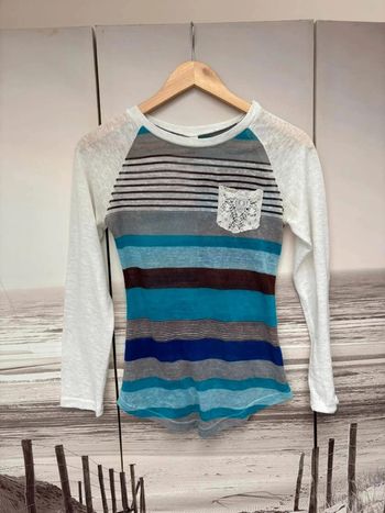 pull fin multicolore avec une poche à l'avant