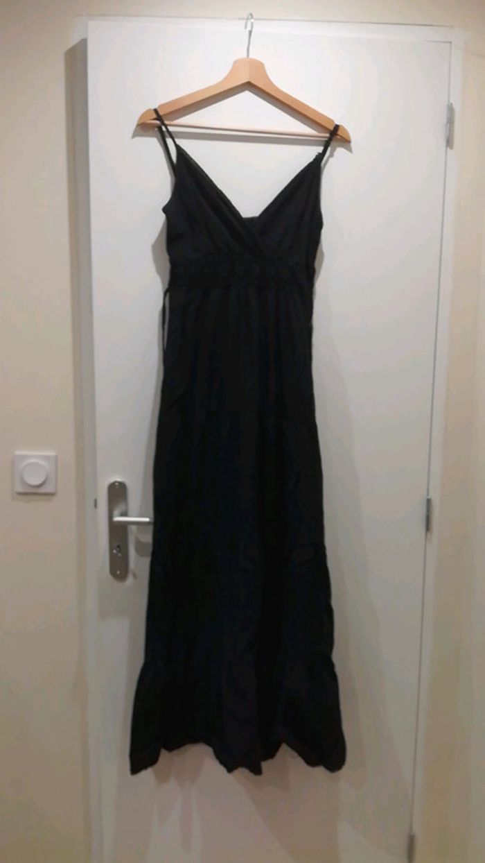 Robe noire à bretelles