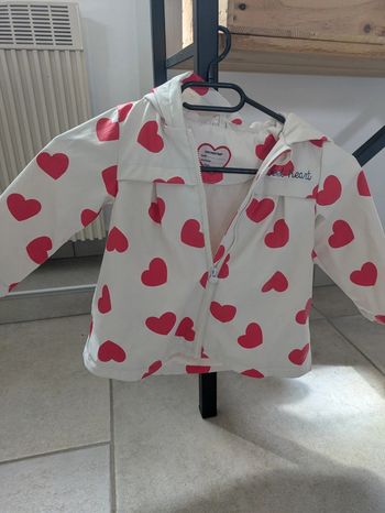 Manteau fille 18 mois blanc avec des coeurs rouges