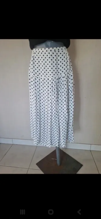 Jupe longue caroll taille 40 bon etat blanche avec pois bleue