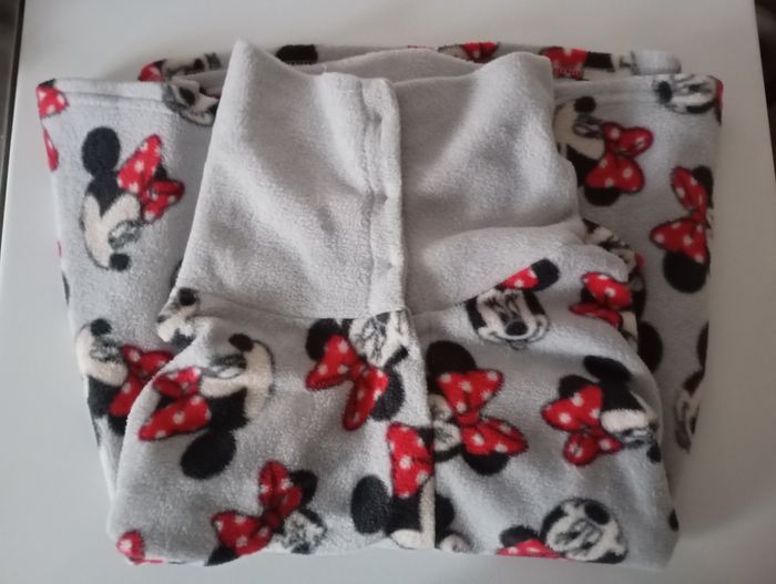 Cape châle . 6 ans . Polyester . Disney Minnie Mouse. Gris clair rouge noir blanc. État neuf . - photo numéro 2
