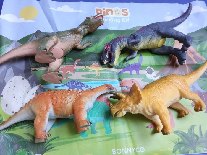 Lot de 4 grands et gros dinosaures en plastique et son tapis de jeu, idée de cadeau - photo numéro 3