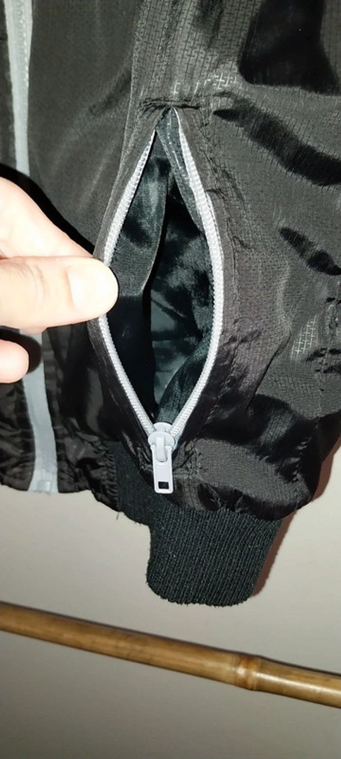 Veste coupe vent noir en très bon état Taille 10 ans - photo numéro 4