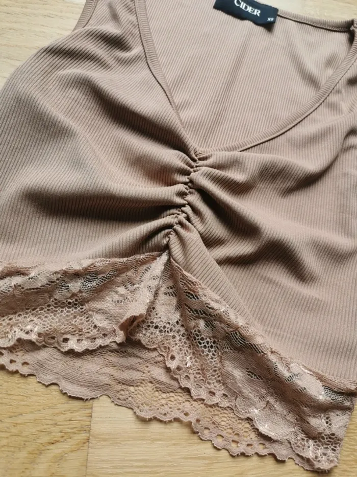 Top beige marron avec dentelle - photo numéro 2