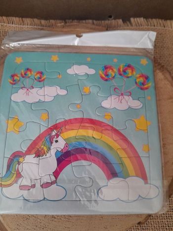 Petit puzzle licorne 16 pièces.