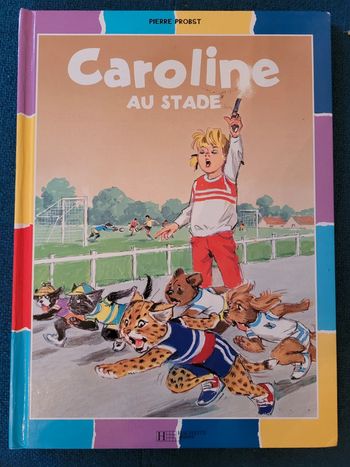 Livre rare Caroline au Stade Pierre Probst Hachette Jeunesse Album collection multicolore couleurs