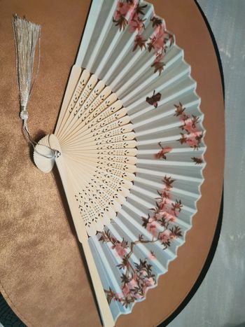 Éventail style japonais fleurs de cerisier