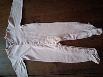 Pyjama tout doux en coton rose orange et motif lapin avec ouverture par devant de marque Noukie’s