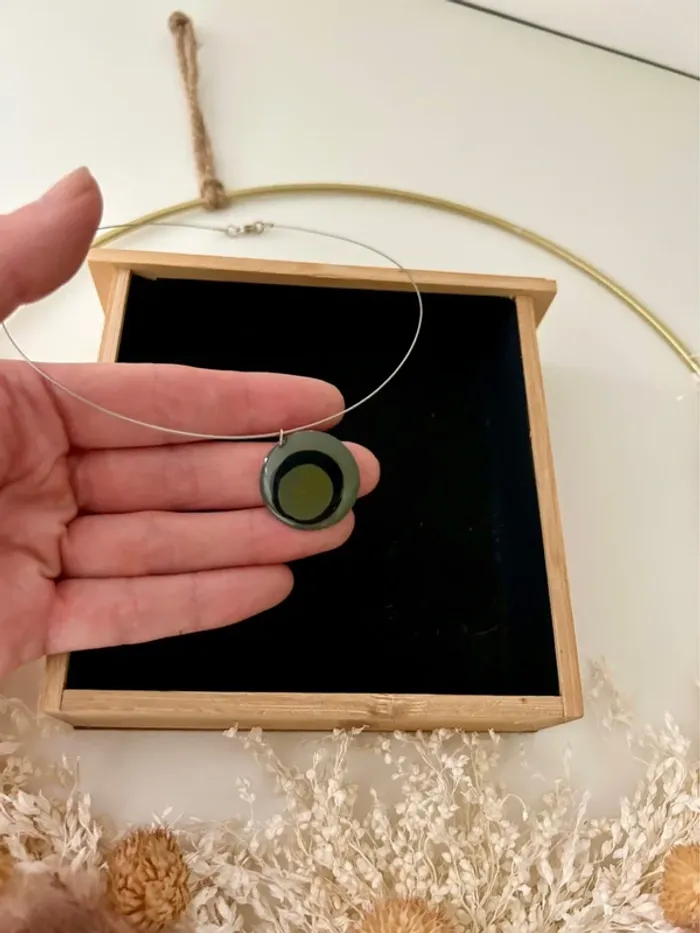 Superbe collier noir et gris pendentif rond sur fil argenté - photo numéro 3