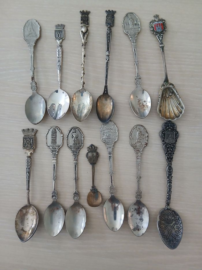 Lots de 13 petites cuilleres pour collectionneur en metal argente - photo numéro 3