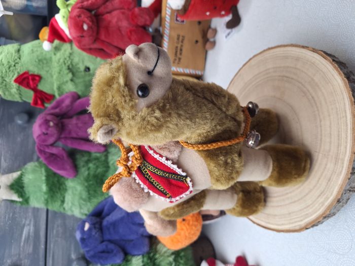 Peluche rigolote chameau dromadaire avec clochette