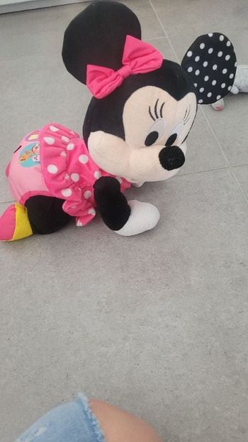 Minnie fait du quatre pattes