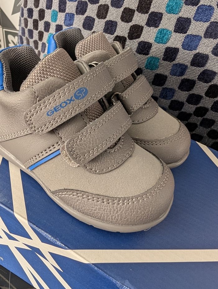 Chaussures garçon. Taille 20. Neuf. Geox