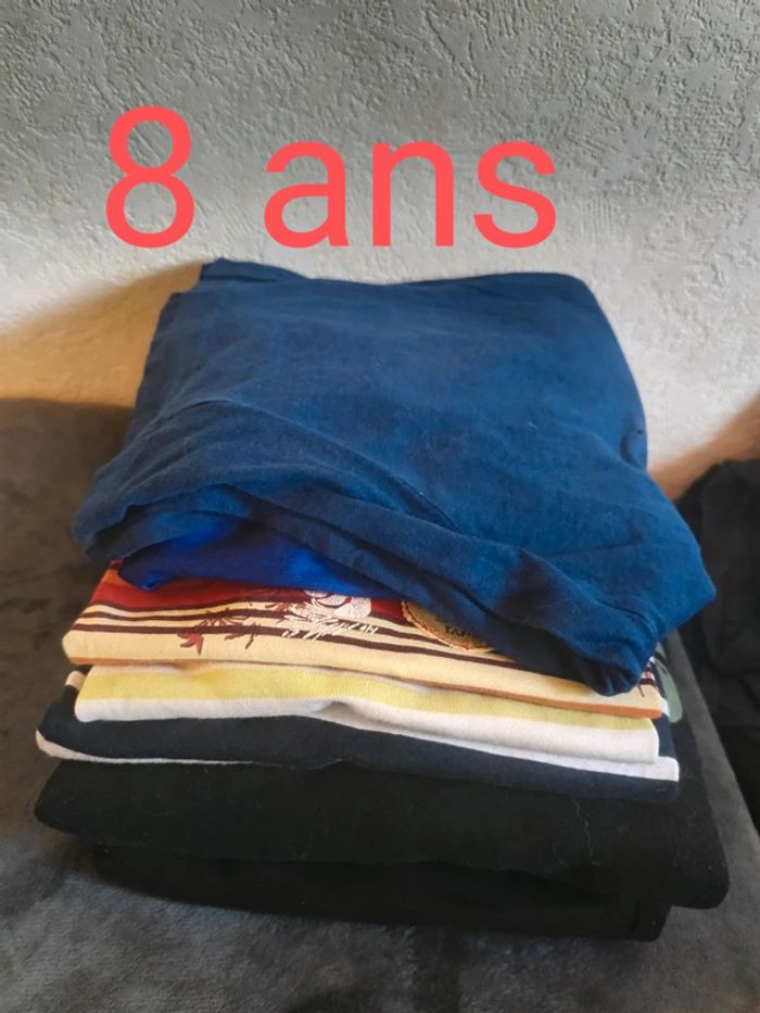 Lot vêtements garçons 8 ans + 1 jouet cadeau