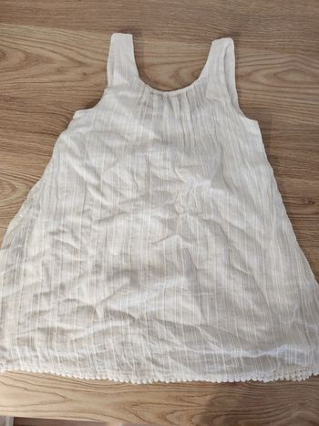 Robe blanche avec fil doré